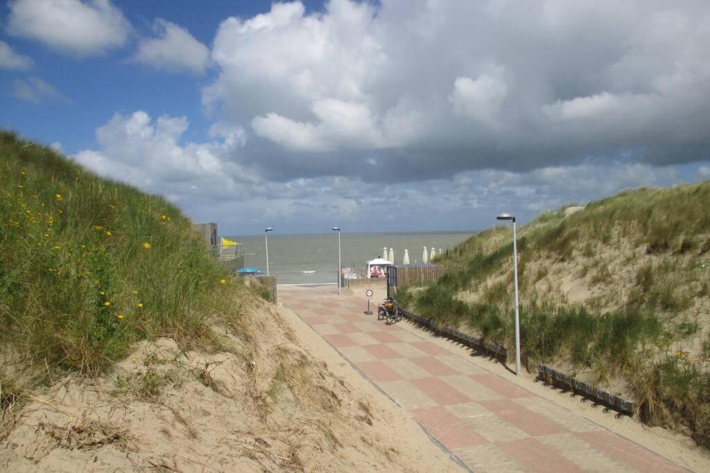 Appartement Residentie Astrid Met Private Parking Bredene Exterior photo